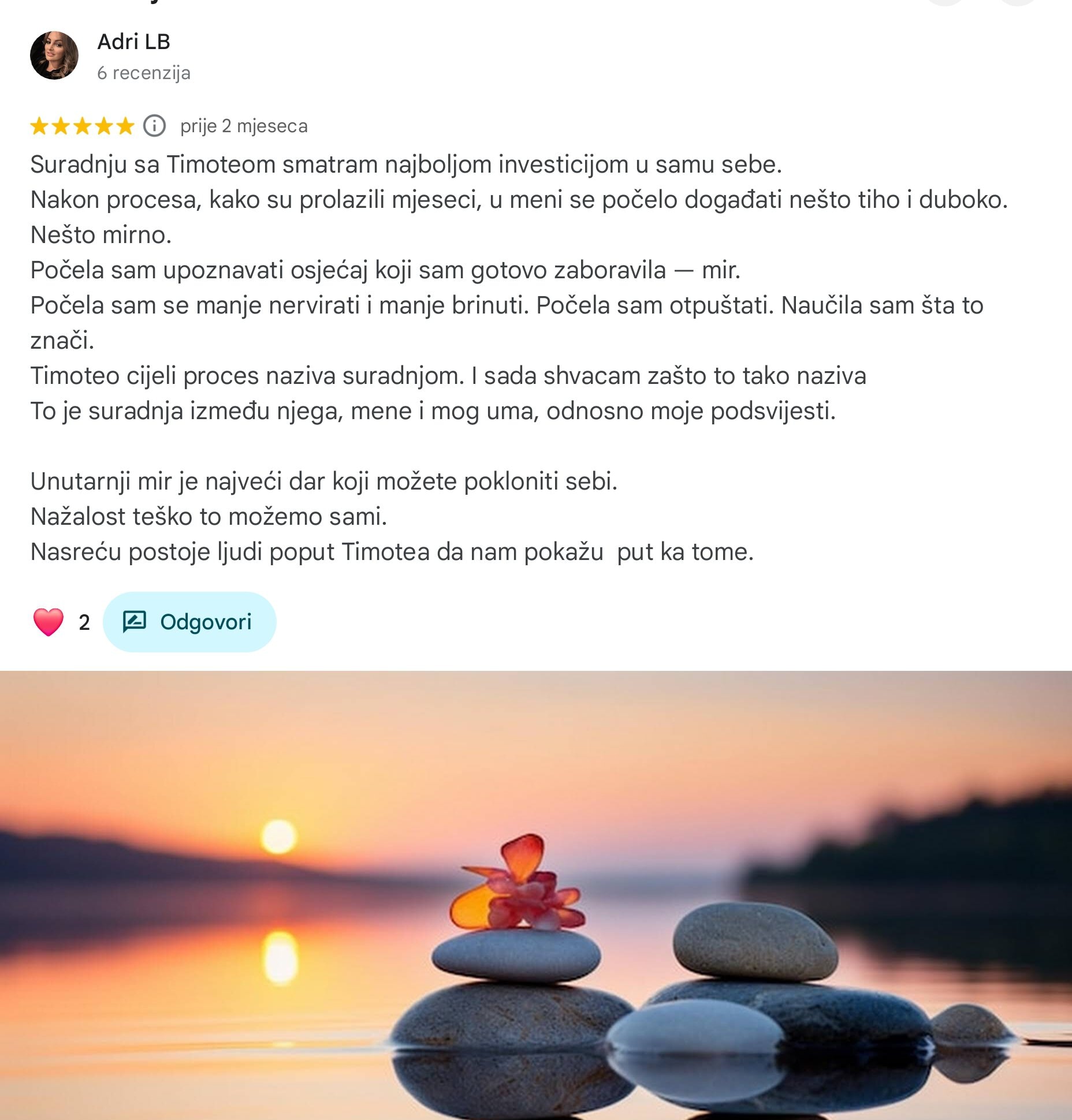 Uravnoteženi kamenčići s cvijetom na zalasku sunca