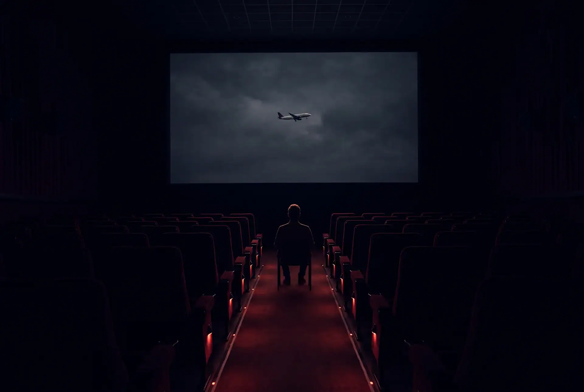 Prazno kino s avionom na platnu, film koji strah vrti prije leta